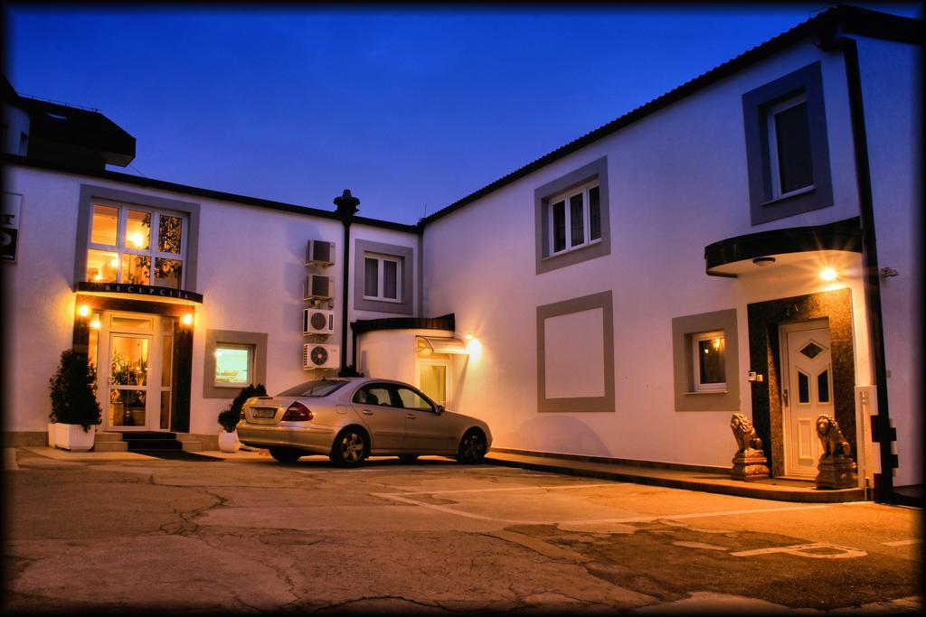 Hotel Vila Tina Zagreb Exterior foto